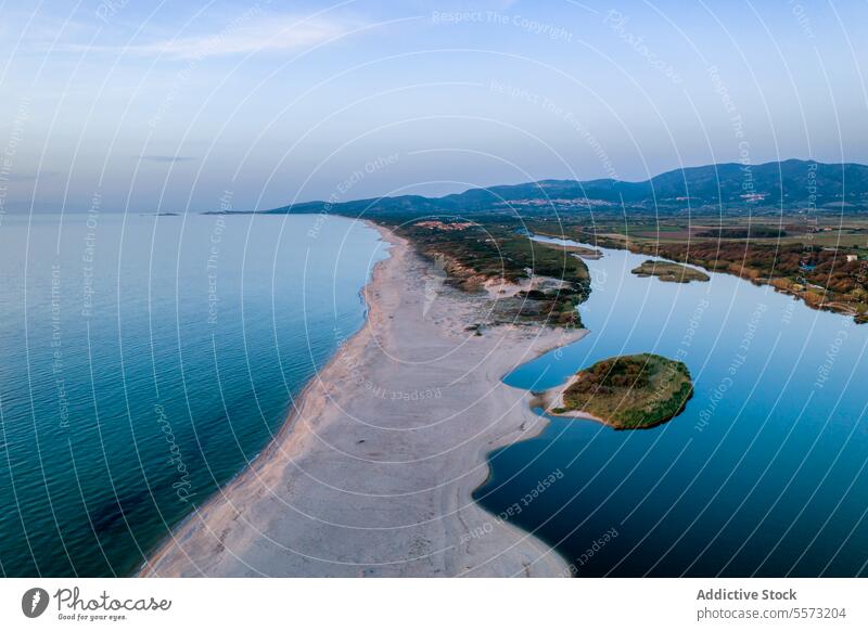 Drohnenansicht der Küstenlinie von Castelsardo, Sardinien Luftaufnahme Isola Rossa Italien Wasser Sand Strand MEER Landschaft Ufer Düne Vegetation reisen