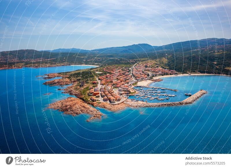 Blick von oben auf die Küstenstadt Sardinien Luftaufnahme Castelsardo Isola Rossa Italien Seeküste Stadt Jachthafen azurblau mediterran Gebäude MEER Architektur