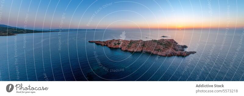 Felsklippeninsel im blauen Meer in Italien felsig Klippe Inselchen Rippeln Horizont Wolkenloser Himmel Sonnenuntergang Natur Isola Rossa Sardinien Europa
