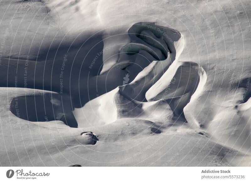 Schneebedeckte Landschaft mit abstrakten während Wintertag voller Rahmen deckend Tag Sonnenlicht Ansicht Berge u. Gebirge Gipfel Top natürlich sonnig reisen