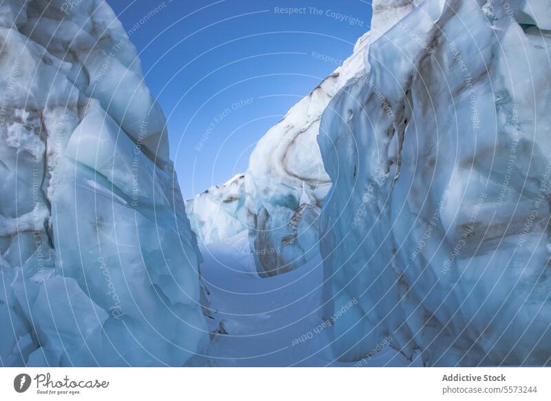 Eisformationen auf schneebedecktem Berg gegen klaren Himmel Formation uneben Berge u. Gebirge Klarer Himmel blau kalt Kristalle Temperatur Hintergrund Muster