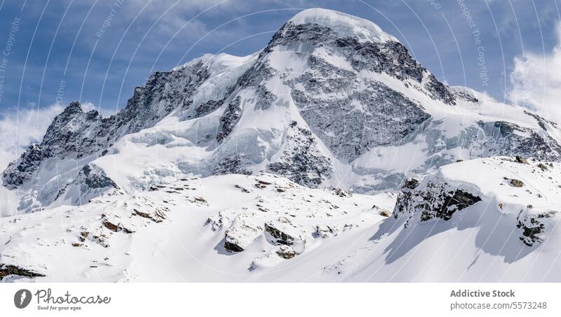 Idyllischer Berg und schneebedeckte Landschaft gegen den Himmel malerisch Berge u. Gebirge Ambitus Felsen deckend Schnee Gipfel Top Winter natürlich hoch alpin