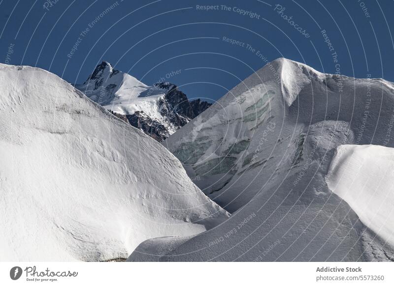 Idyllischer Berg und schneebedeckte Landschaft gegen den Himmel malerisch Berge u. Gebirge Ambitus Felsen deckend Schnee Gipfel Top Winter natürlich hoch alpin