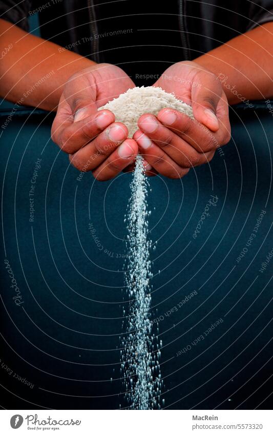 Reis rieselt durch die Hände Handvoll Reis innenaufnahme Nahrungsmittel Essen Trinken Getreidekörner Grundnahrungsmittel