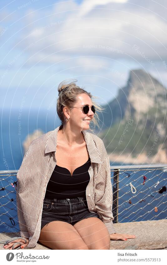 AUSFLUG - SOMMER - WINDIG Ausflug 18-30 Jahre Ferien & Urlaub & Reisen Erwachsene Tourismus Sommer Junge Frau Farbfoto Außenaufnahme blond windig Sonnenbrille