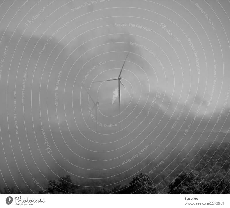 Windräder im Nebel in schwarz-weiß Windrad Wolken Himmel Schwarzweißfoto Windkraftanlage Energiewirtschaft Erneuerbare Energie Umwelt Technik & Technologie