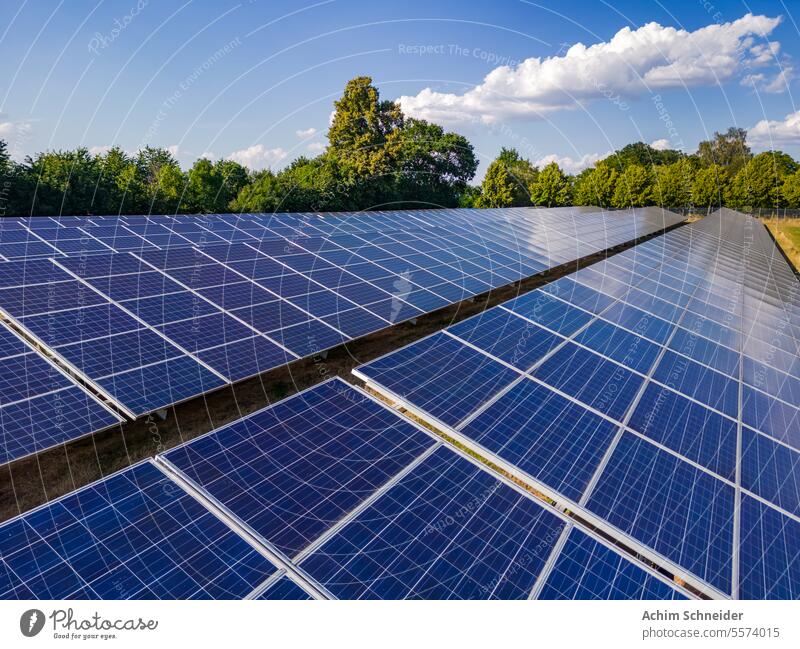 Nahaufnahme von Solarmodulen von einem Solarpark mit der Drohne Details Solarpanels Gebiet Umwelt Luftaufnahme Agribusiness Anlage Bume Deutschland