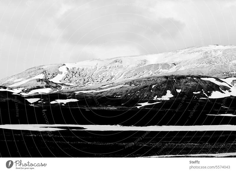 Blick auf felsige Berge und Hügel auf Island Nordisland Norden Bergseite isländisch Wetter Klima atmosphärisch verträumt Islandbild Ruhe dunkel geheimnisvoll