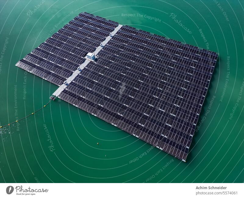 Luftaufnahme eines Solarparks mit Solarmodulen im Wasser eines Sees Sonnenkollektoren fliegend Photovoltaik Solarfarm Solarkraftwerk schwimmende PV viele