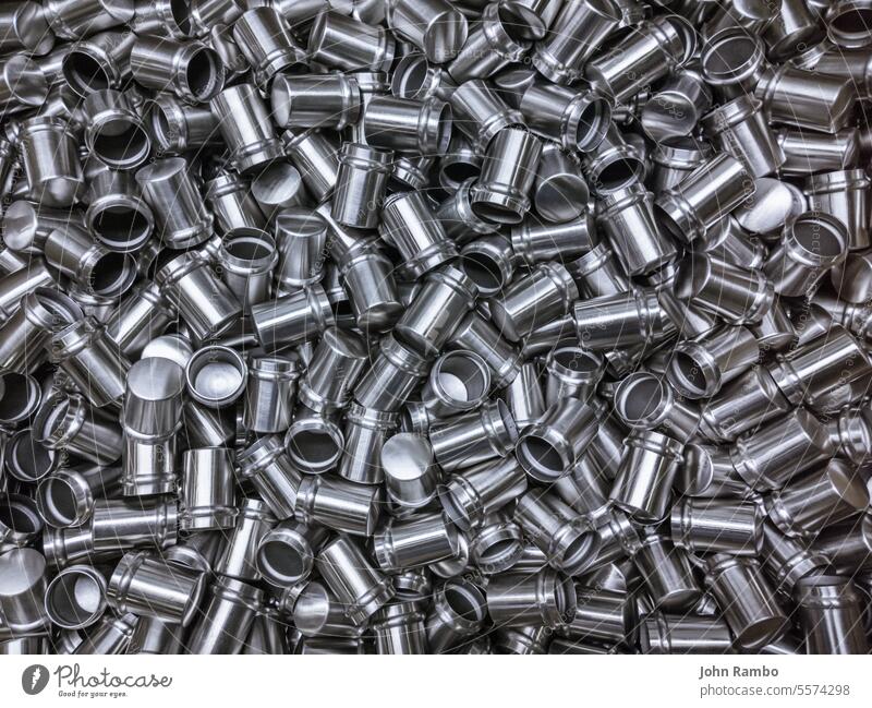 Glänzende kaltverformte zylindrische Stahlteile mit flachem Hintergrund Metall Genauigkeit glänzend viele Scheitel Chrom Industrie Sauberkeit Inszenierung