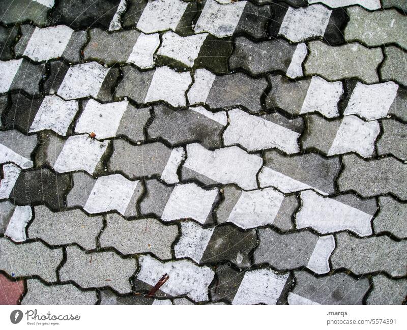 Puzzle chaotisch eckig Oberflächenstruktur Fußweg Straße Straßenmarkierung Markierung streifen durcheinander Bodenmarkierung Stein fußboden Bodenbelag grau weiß