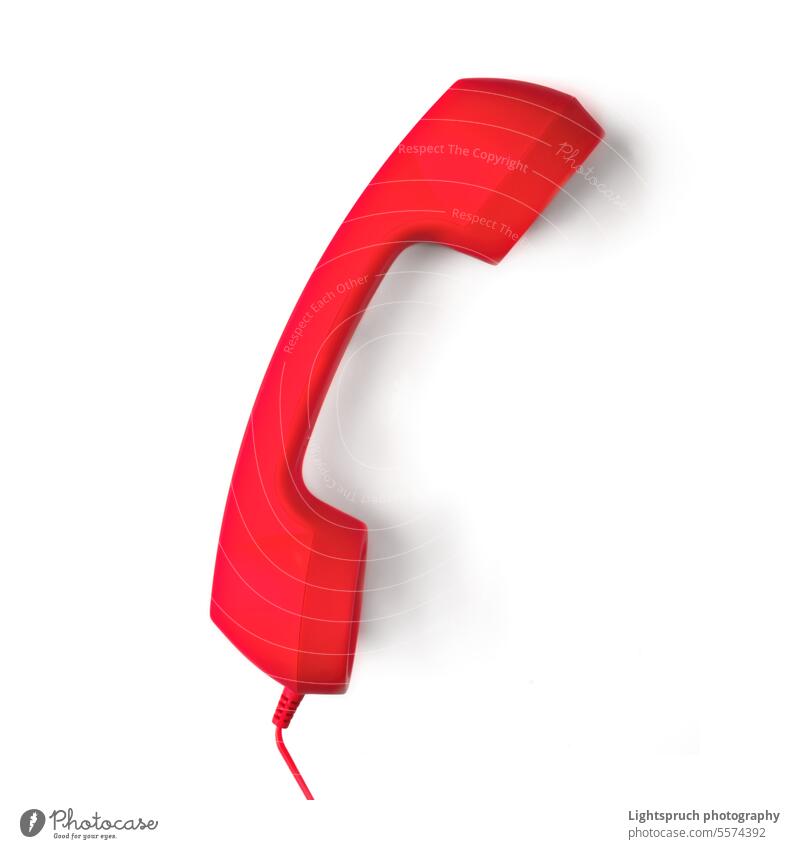 Roter Hörer eines alten Telefons isoliert auf weißem Hintergrund. Quadratisches Bild. Headset Retro-Stil Anschluss rot weißer Hintergrund Textfreiraum analog