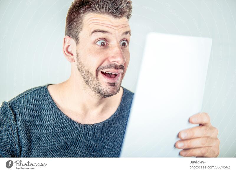 Mann hält ein Zettel in den Händen und lächelt Nachricht Positiv Mitteilung Freunde Gesichtsausdruck Lächeln Hand Nachrichten Blatt Papier Information happy