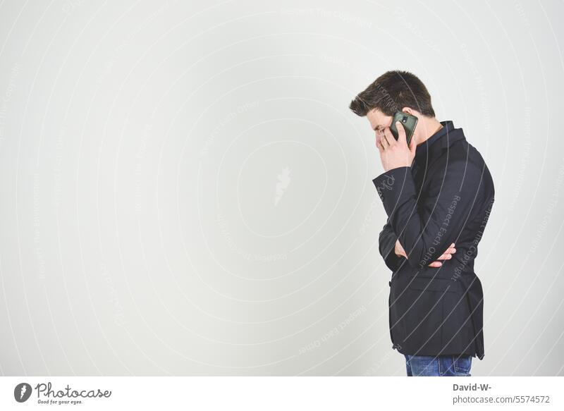Mann mit Handy in der Hand am telefonieren Business Gespräch vertieft Smartphone Telefon Geschäftsmann Textfreiraum neutral Technik & Technologie Platzhalter
