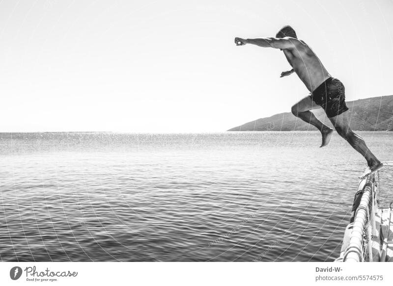 Mann springt ins Meer springen mutig sportlich Athlet athletisch Wasser Ozean Ferien & Urlaub & Reisen Abenteuer Freiheit Muskel Kunst Künstlerisch