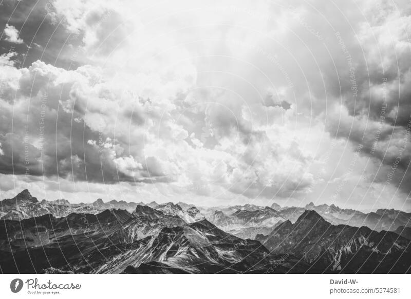Landschaft -Gebirge - Berge weit und breit Wolken wolkenlandschaft Ferien & Urlaub & Reisen Alpen Aussicht Licht und Schatten Gipfel Gigantisch riesig