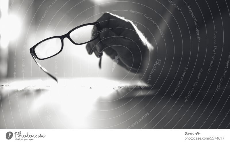 Mann hält eine Brille in der Hand Bildung nachdenklich Gedanken Bildungswesen nachdenken Blindheit Optik Optiker Brillenträger Werbung Konzept Sehvermögen mode