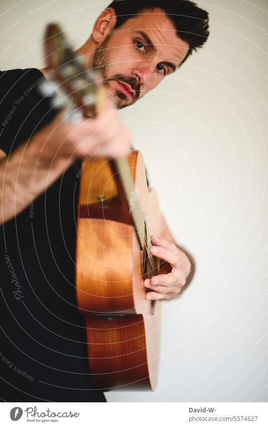 Hilfreich | üben - Mann spielt Gitarre Üben Musik Musiker Musikinstrument musizieren Klang akustisch Saite Freizeit & Hobby Ehrgeiz Musikalisch hören