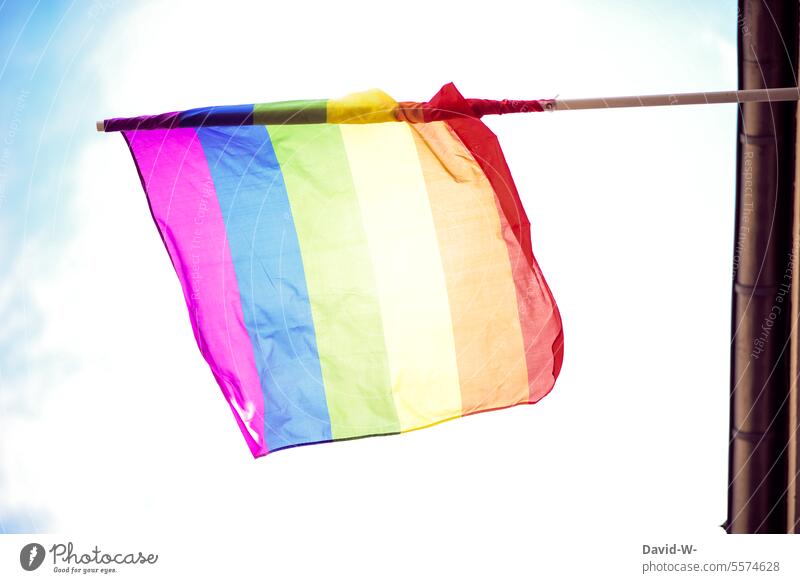Flagge / Fahne in Regenbogenfarben im Sonnenlicht Regenbogenfahne regenbogenfarben wehen Symbole & Metaphern Vielfalt gleichgeschlechtlich lesbisch