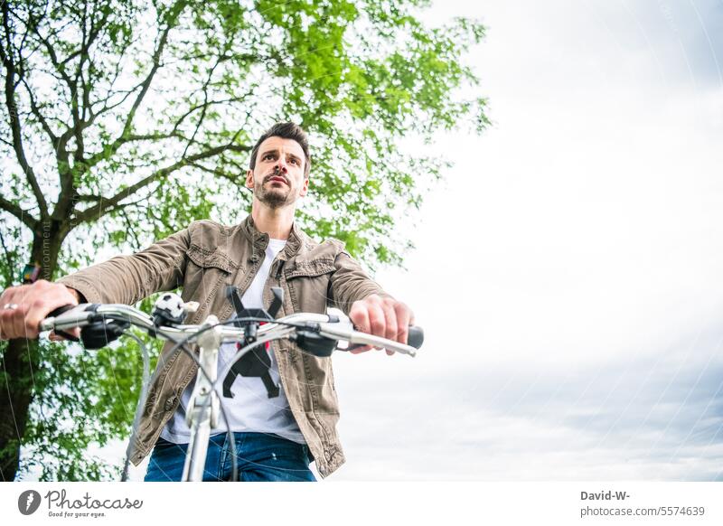 Mann mit dem Fahrrad in der Natur Fahrradtour draußen Himmel Sommer Fahrradfahren Frühling Bewegung Freizeit & Hobby Ausflug Wege & Pfade radfahrer