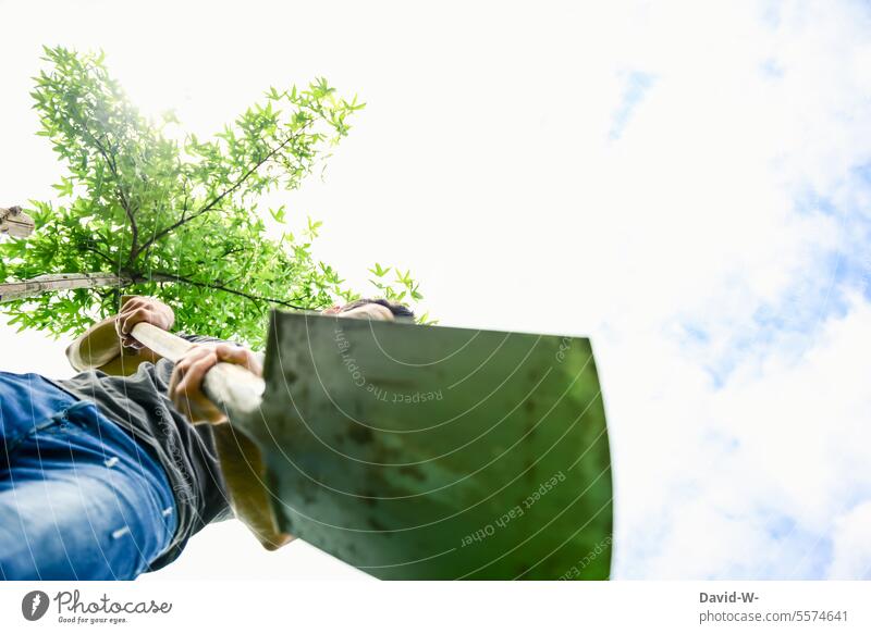 Mann mit dem Spaten bei der Gartenarbeit umgraben spatenstich Gärtner Natur Erde Umwelt Frühling Graben Pflanze Baum Himmel angestrengt Werkzeug Gartenbau