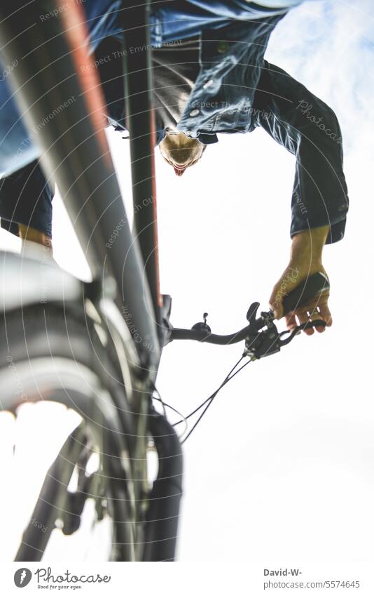 Mann unterwegs mit dem Fahrrad Fahrradfahren Froschperspektive Himmel radeln fortbewegen nachhaltig umweltfreundlich Mobilität Fahrradtour Bewegung Rad Ausflug