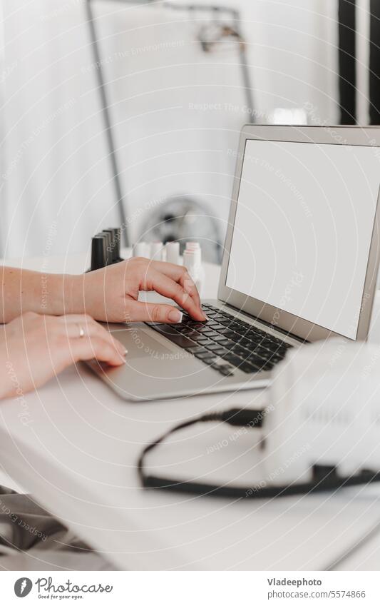Frau arbeitet am Laptop, leere Bildschirmvorlage Computer Tippen Arbeit Vorlage Glas nageln polnisch Tisch Sale Manager online Zeichen Business Presse