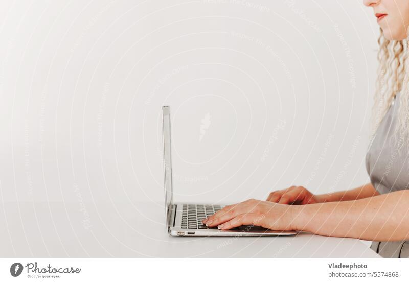 Frau arbeitet mit Laptop, Seitenansicht, weißer Hintergrund, Minimalismus Computer Arbeit Business Tippen Presse Finger Schaltfläche Desktop sehr wenige