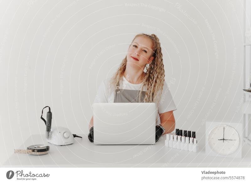 Frau Professionelle Maniküre an ihrem Schreibtisch arbeitet mit einem Laptop. Registrieren Sie sich für Maniküre Dienstleistungen, Freelancer Work Schedule