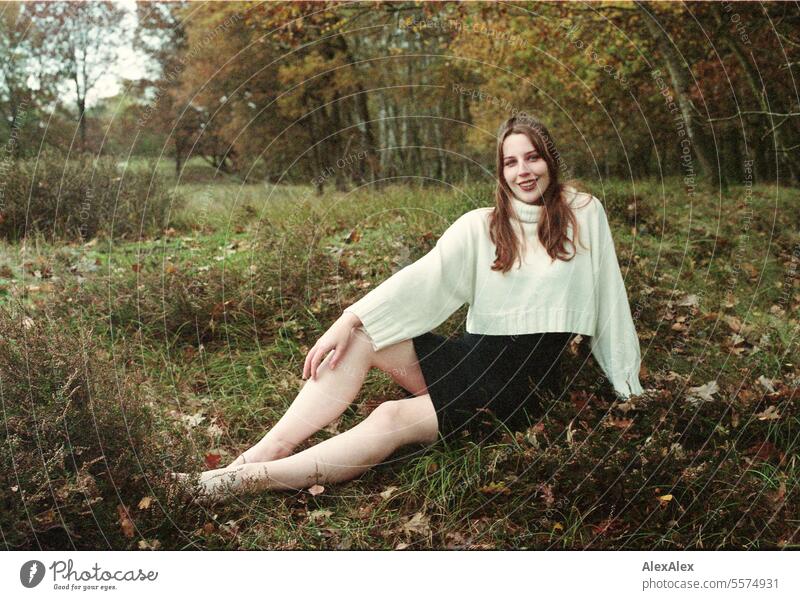 Junge Frau in weißem Wollpullover in einer Heidelandschaft im Herbst - analoges Kleinbild junge Frau groß große Frau schlank hell Freude Landschaft