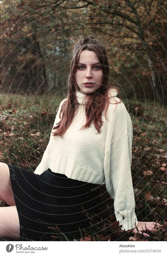 Junge Frau in weißem Wollpullover in einer Heidelandschaft im Herbst - analoges Kleinbild junge Frau groß große Frau schlank hell Freude Landschaft