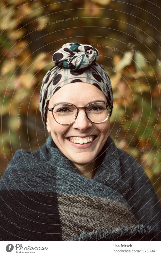 LACHEN - FREUDE - SCHÖN Frau 18-30 Jahre Brille Schal Porträt Nahaufnahme Herbst bunte Blätter Kopfbedeckung Kopftuch hübsch Freude glücklich Zufriedenheit