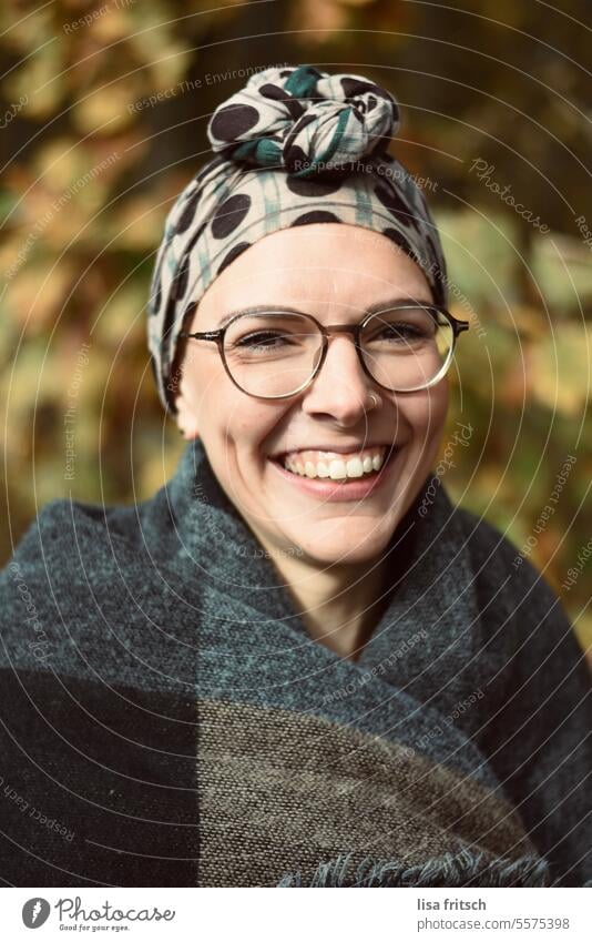 HERBST - FRÖHLICH - HÜBSCH Frau 18-30 Jahre Brille Blick in die Kamera Kopftuch Schal schöne zähne Ausstrahlung positiv Porträt glücklich Erwachsene Freude