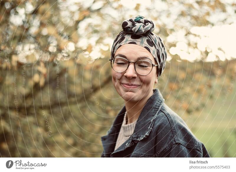GRINSEN - NATUR - GLÜCKLICH Frau 25 bis 30 Jahre Brille natürlich Freude Hipster trendy Kopftuch glücklich Zufriedenheit Wald Herbst herbstlich waldbaden Bäume