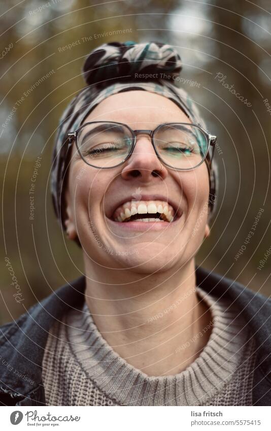 POSITIV - LACHEN - LEBENSFREUDE Frau 18-30 Jahre Nahaufnahme Brille schöne zähne Kopfbedeckung Kopftuch lachen glücklich Zähne feminin Farbfoto Erwachsene
