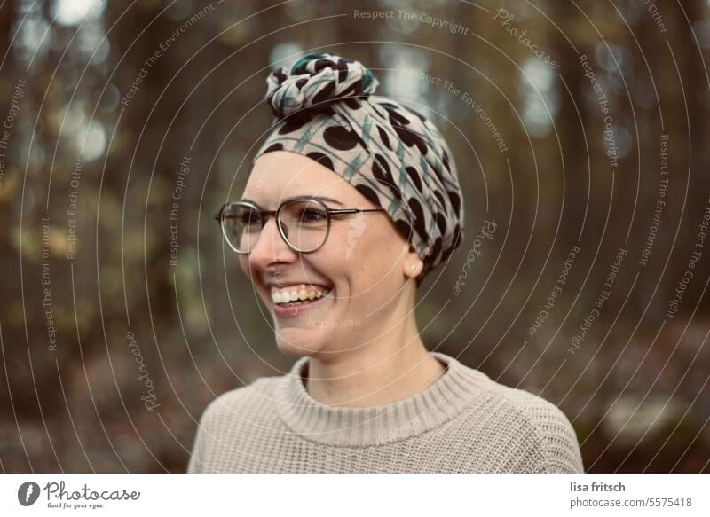 LACHENDE FRAU - GLÜCKLICH Frau 18-30 Jahre Brille Kopftuch lachen glücklich hübsch Nasenring Erwachsene Farbfoto Außenaufnahme feminin Freude schön Junge Frau