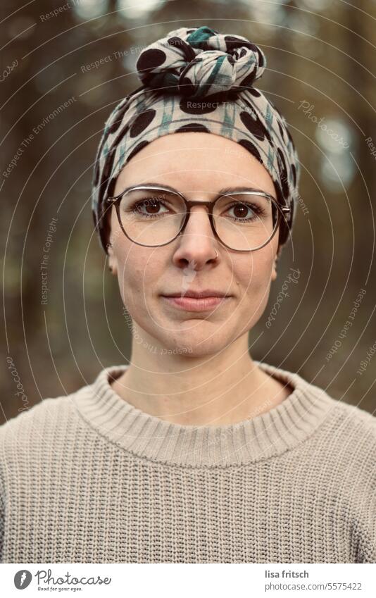 FRAU - FOKUSSIERT - ERNST Frau 18-30 Jahre Brille Nahaufnahme Nasenring Kopftuch Porträt hübsche frau ernst Ernsthaftigkeit streng Blick in die Kamera
