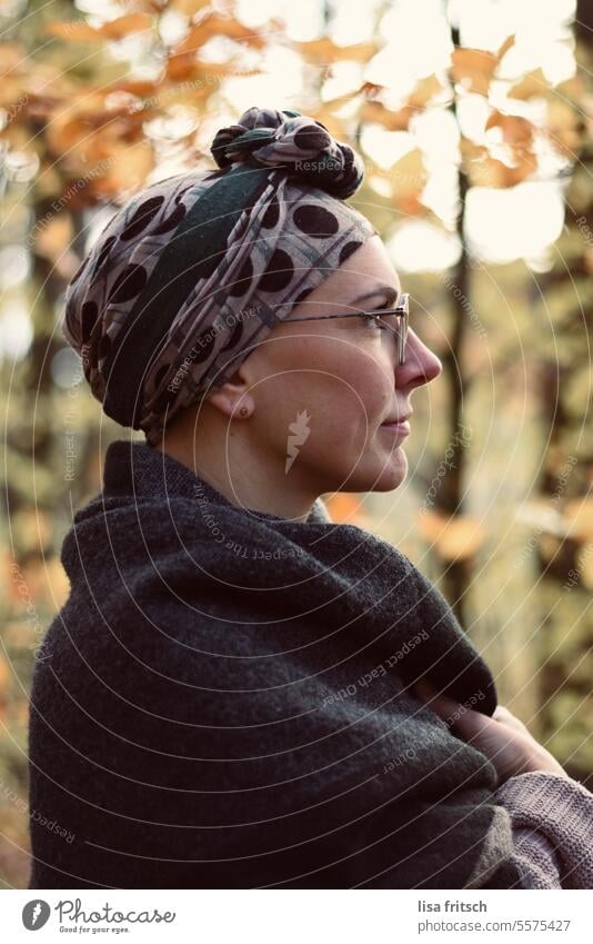 NACHDENKEN - HERBST Frau 25 bis 30 Jahre Kopftuch Schal kalt Herbst herbstlich bunte Blätter Brille nachdenken überlegen nachdenklich in gedanken verloren sein