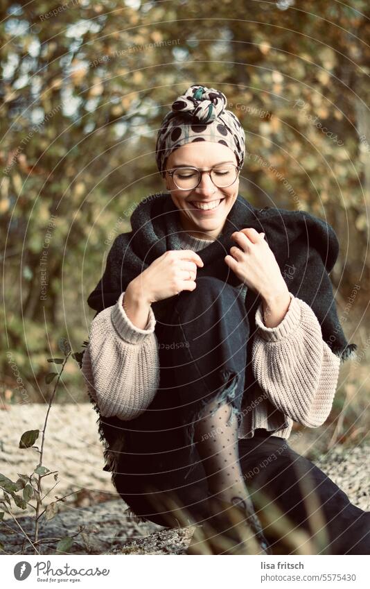 FRAU - GLÜCKLICH - NATUR GENIESSEN Frau 18-30 Jahre Brille geschlossene Augen Kopftuch Kopfbedeckung Schal Herbst herbstlich Bäume Wald Natur Erholung Baumstamm