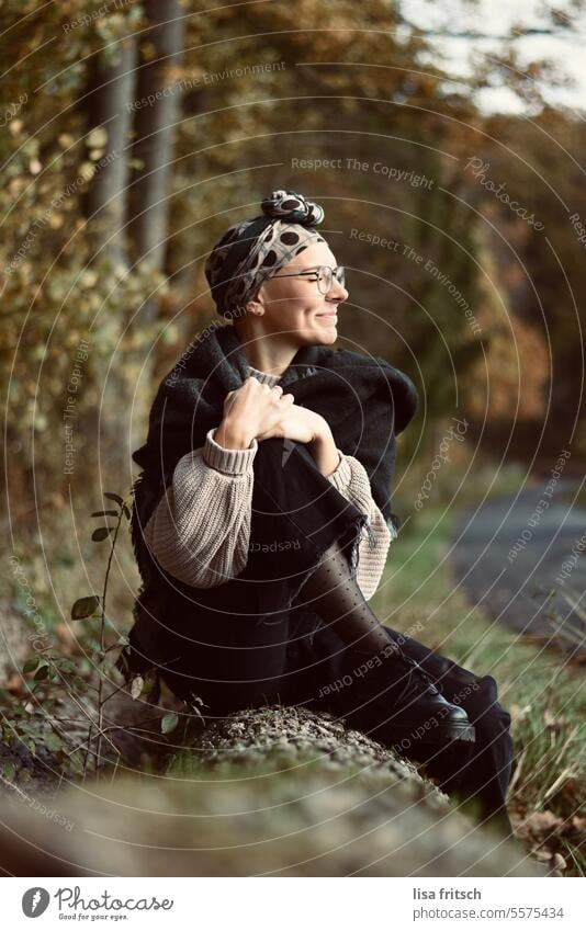 GENIESSEN - NATUR - PAUSE Frau 25 bis 30 Jahre trendy hübsch Augen geschlossen Wald Herbst herbstlich sitzen genießen Pause durchatmen natur geniessen Auszeit