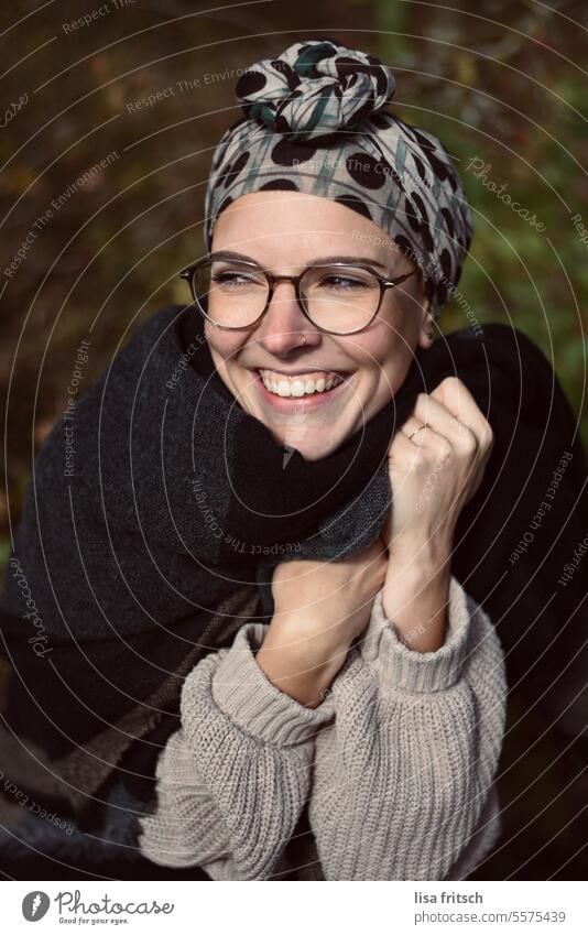 FRAU - WEGSEHEN - LACHEN Frau 18-30 Jahre sitzend Brille Kopftuch schöne zähne Erwachsene Junge Frau feminin Wegsehen hübsch Ausstrahlung natürlich Lächeln