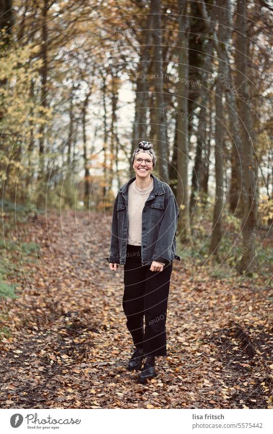 WALDSPAZIERGANG - NATUR - GLÜCKLICH Frau 25 bis 30 Jahre Brille natürlich Freude Hipster trendy Kopftuch glücklich Zufriedenheit Wald Herbst herbstlich