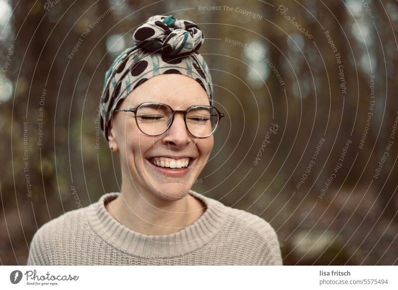 FRAU - LACHEN - LEBENSFREUDE Frau 25 bis 30 Jahre Brille Kopftuch Kopftücher hübsch lachen Freude Lebensfreude glücklich Erwachsene Farbfoto jung Glück weiblich