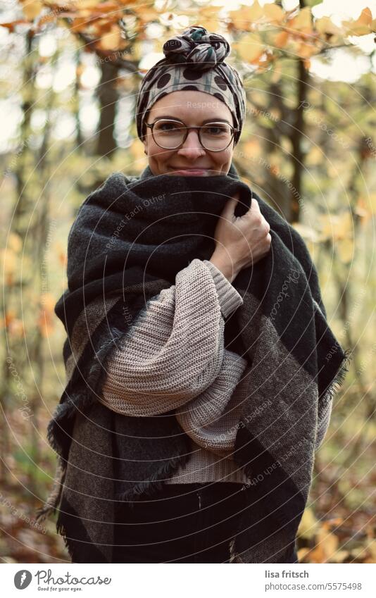 EINGEMUCKELT - HERBST Frau 18-30 Jahre Brille Schal Herbst kalt Außenaufnahme Farbfoto Junge Frau Erwachsene feminin Porträt schön Lifestyle Natur Gesundheit