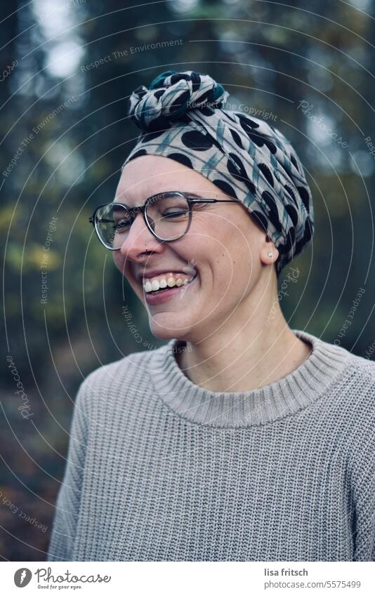 LEBENSFREUDE - LACHEN - SCHÖN Frau 18-30 Jahre Brille hübsch lachen Kopfbedeckung Kopftuch Herbst Wald Natur geschlossene Augen Erwachsene Farbfoto feminin