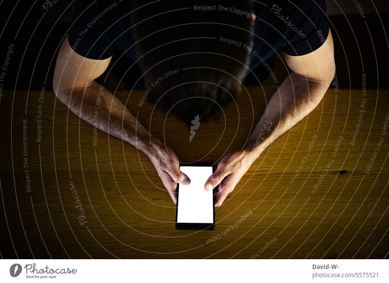 Mann mit Handy am Tisch Smartphone Tippen benutzen online Platzhalter Textfreiraum Lifestyle Mobile Technik & Technologie Abhängigkeit Sucht digital Bildschirm