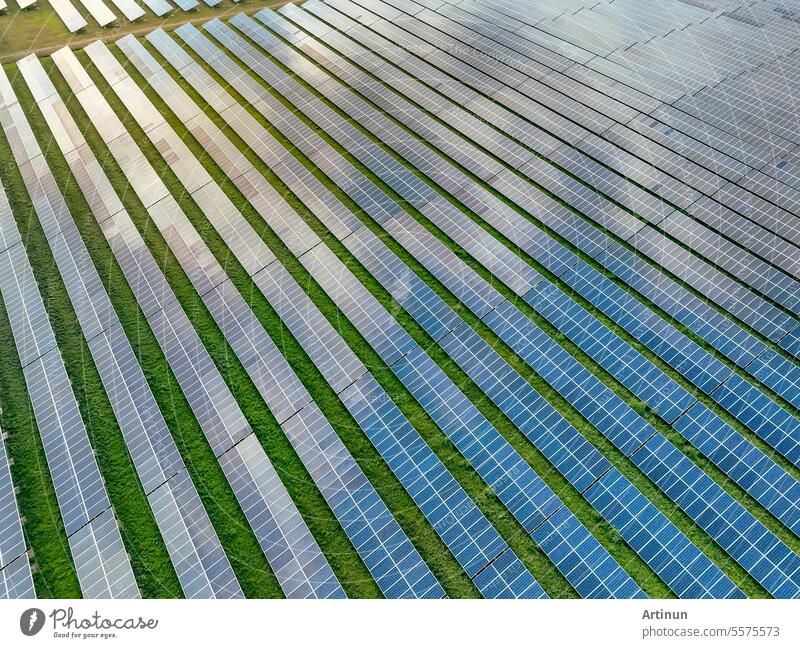 Luftaufnahme eines Solarparks. Solarenergie für grüne Energie. Nachhaltige Ressourcen. Solarzellenpaneele nutzen das Sonnenlicht als Quelle für die Stromerzeugung. Fotovoltaik oder PV. Nachhaltige erneuerbare Energie.
