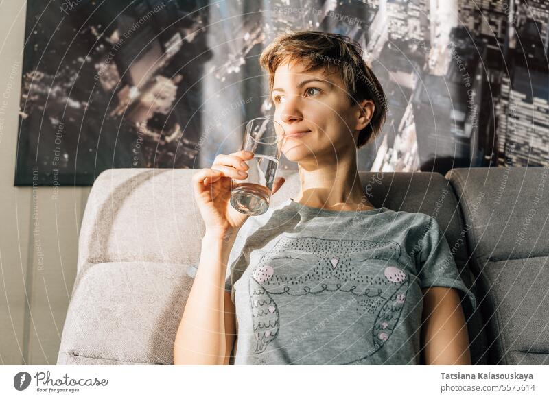 Kurzhaarige Blondine hält ein Glas Wasser Frau häusliches Leben Menschen trinken Person Kaukasier Freude 30-40 Jahre Gerichte Wasserglas heiter Trinkwasser