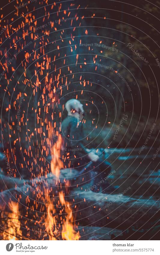 Viking Mann sitzt bei einem Lagerfeuer vikings Feuer nacht funken Brennen heiß Funken Flamme Feuerstelle orange glühend Außenaufnahme Person