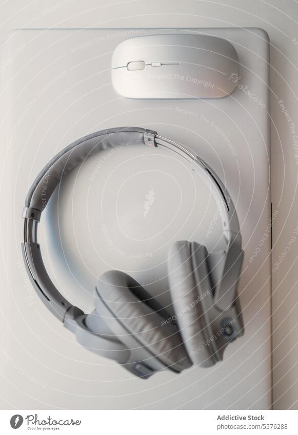Silberne Kopfhörer und kabellose Maus am Laptop Drahtlos weiß Computer Audio Gerät Technik & Technologie Musik Klang hören Accessoire Desktop über-Ohr elegant